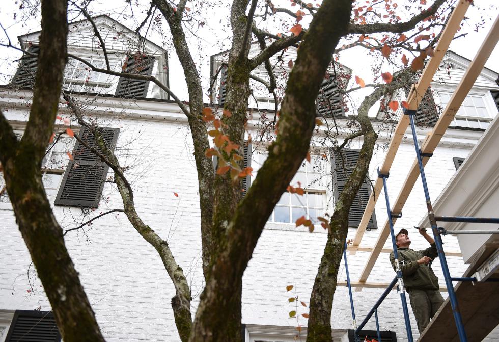 Renovations have begun at the Woodstock Inn & Resort. Mike Charron was doing work on the porte cochiere at the inn on Nov. 6, 2015 in Woodstock, Vt.  (Valley News - Jennifer Hauck) <p><i>Copyright © Valley News. May not be reprinted or used online without permission. Send requests to permission@vnews.com.</i></p> - Jennifer Hauck | Valley News