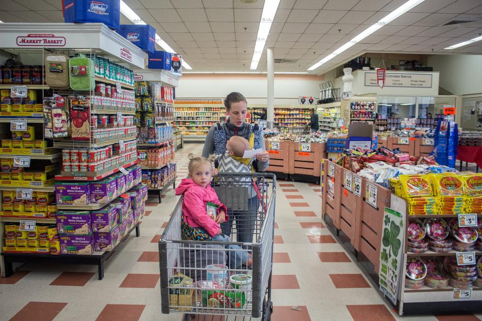 Jenn Carter and her two children, Haddon, 6 months and Arianna, 3, all of Alton, shop in the Fort Eddy Road Market Basket Monday.   (ELODIE REED/ Monitor staff) - ELODIE REED | Concord Monitor