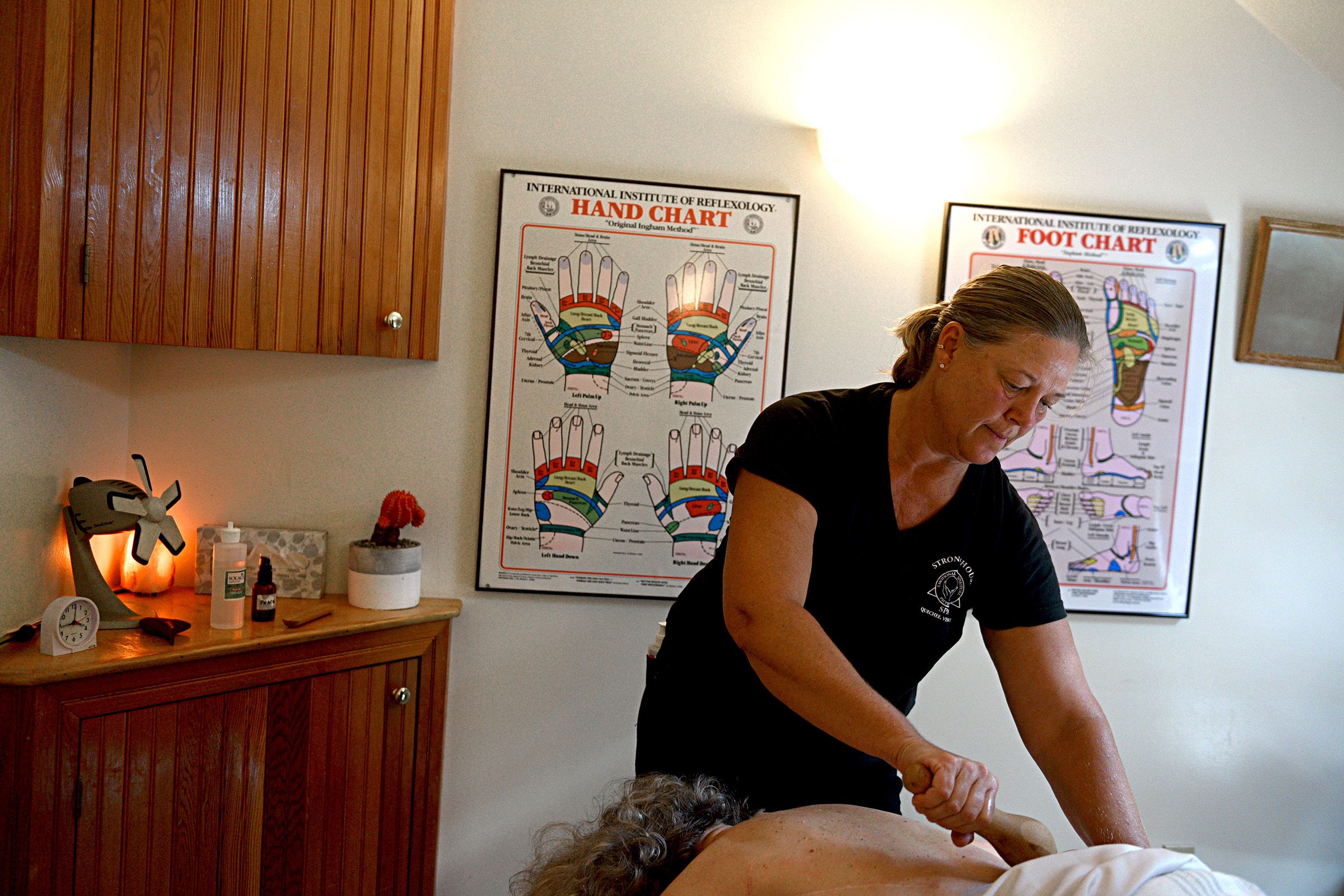 Shelly Yusko, co-owner of Strong House Spa, works on a client on Aug. 24, 2017, in Quechee, Vt.  (Valley News - Jennifer Hauck) Copyright Valley News. May not be reprinted or used online without permission. Send requests to permission@vnews.com.